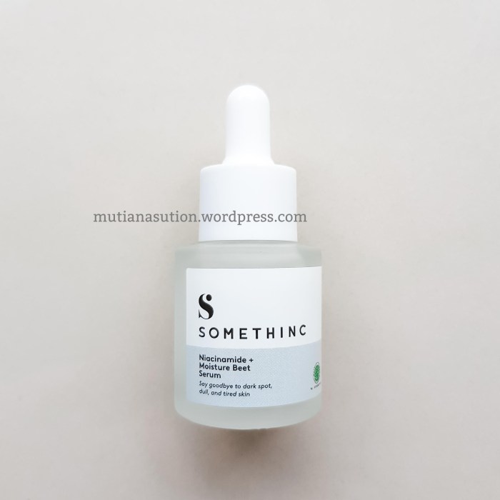 Sebuah botol berwarna putih berukuran 20ml dengan tulisan Somethinc Niacinamide Moisture Beet Serum